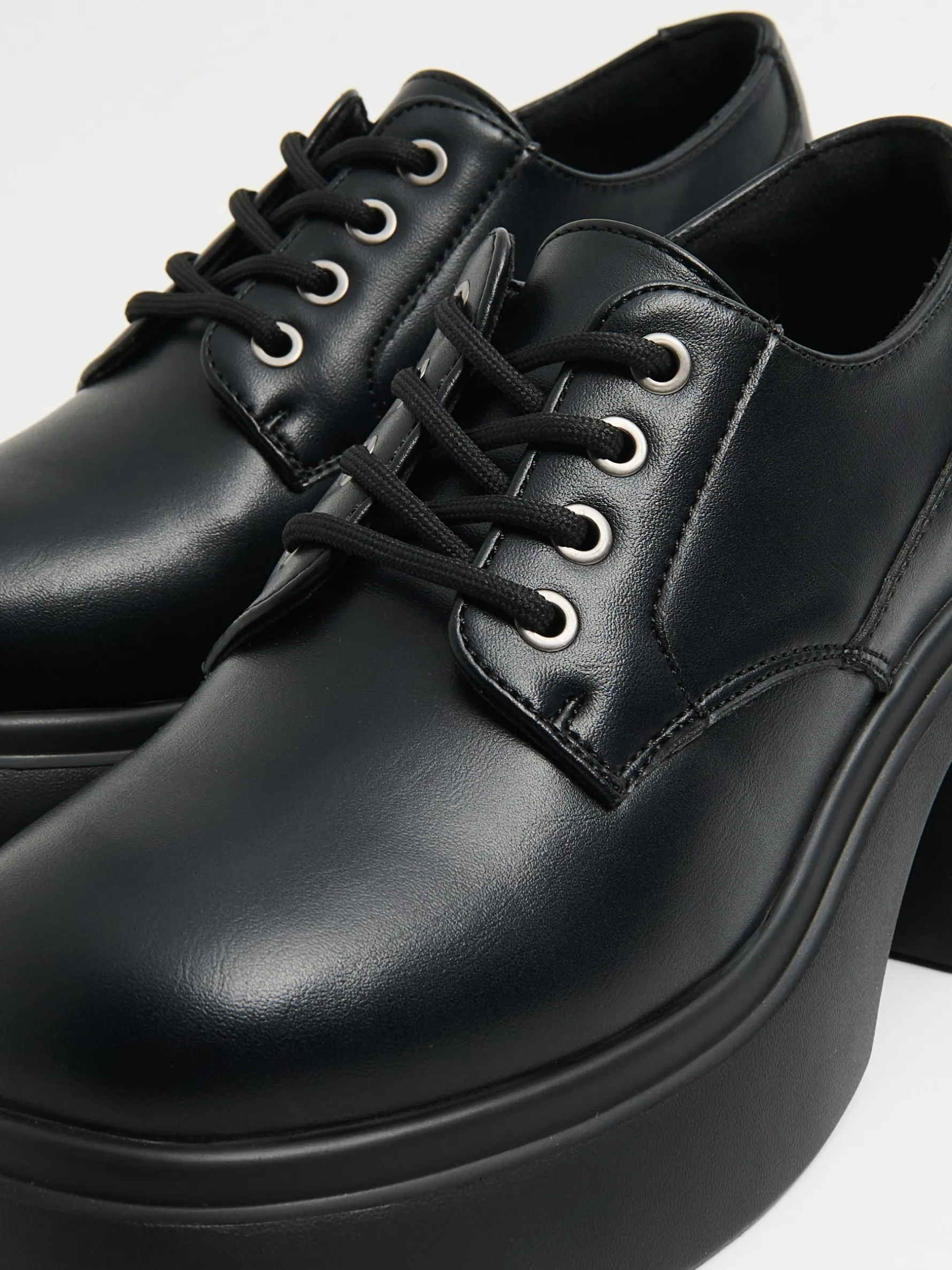 Cropp Półbuty*Czarne loafersy z imitacji skóry czarny