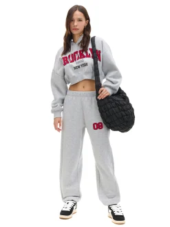 Cropp Spodnie|Sety*Jasnoszare dresowe joggery z naszywką jasnyszary