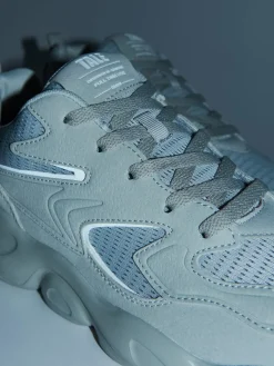 Cropp Sneakersy*Jasnoszare sneakersy z odblaskowymi elementami jasnyszary